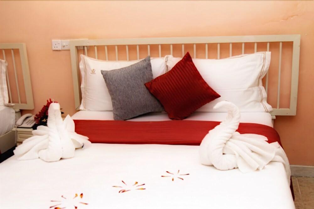 The Queensburry City Hotel Нувара Елия Екстериор снимка
