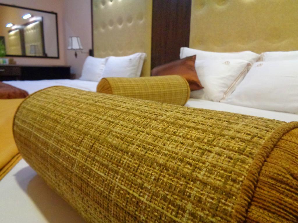 The Queensburry City Hotel Нувара Елия Екстериор снимка