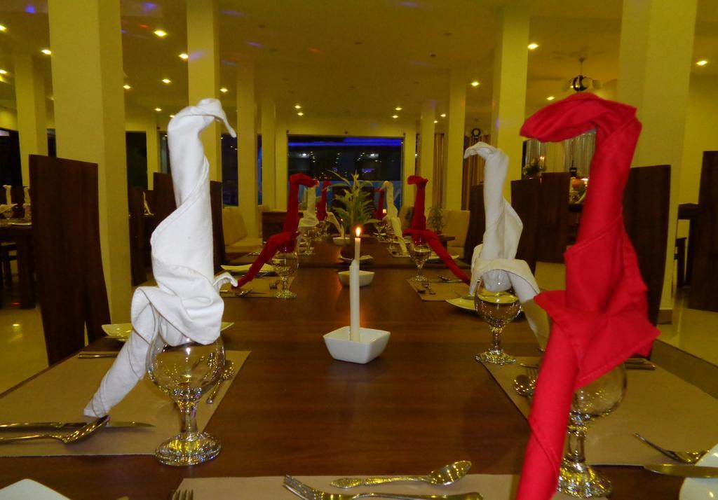 The Queensburry City Hotel Нувара Елия Екстериор снимка