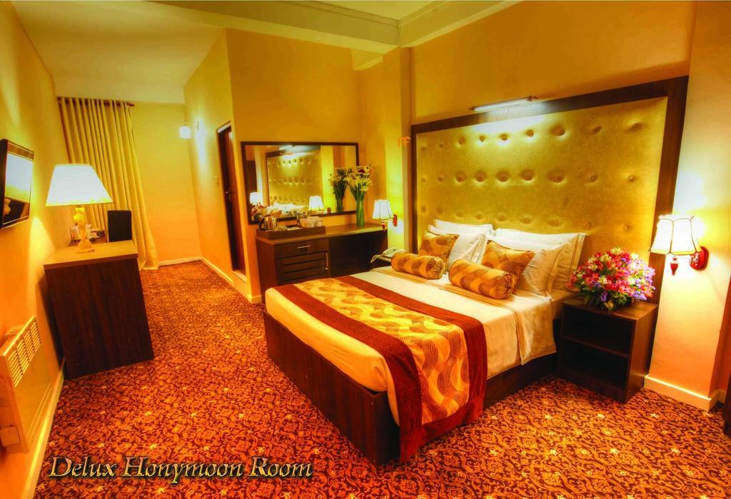 The Queensburry City Hotel Нувара Елия Екстериор снимка