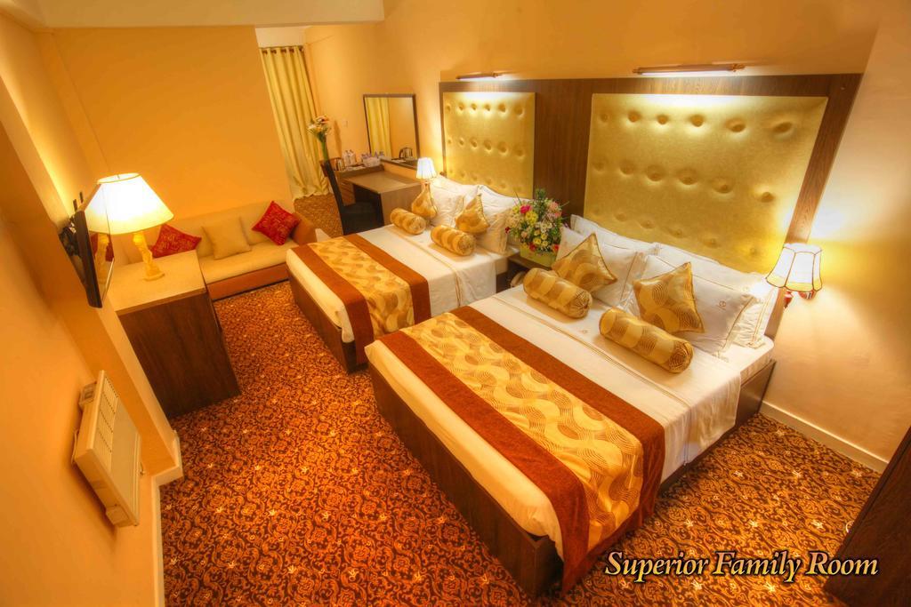 The Queensburry City Hotel Нувара Елия Екстериор снимка