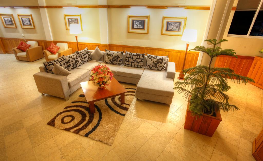 The Queensburry City Hotel Нувара Елия Екстериор снимка