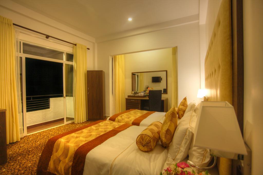 The Queensburry City Hotel Нувара Елия Екстериор снимка