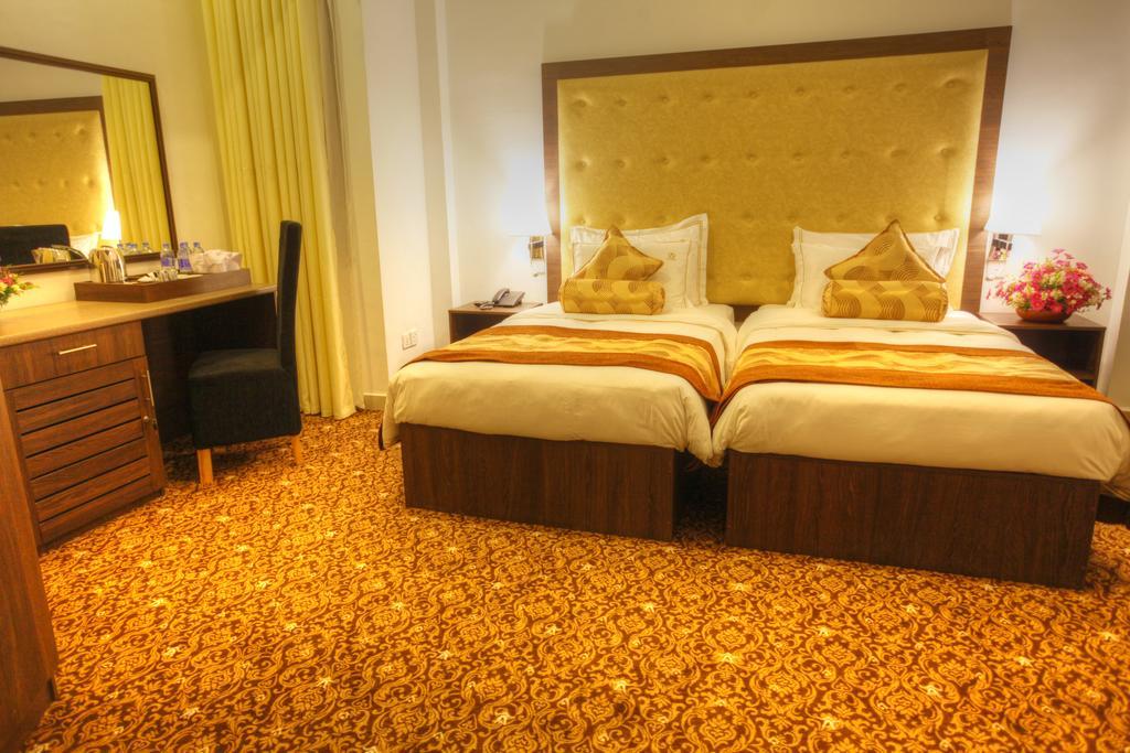 The Queensburry City Hotel Нувара Елия Екстериор снимка