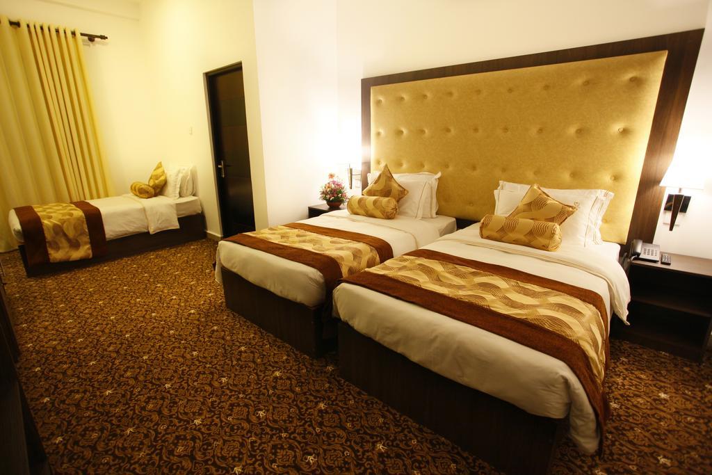 The Queensburry City Hotel Нувара Елия Екстериор снимка