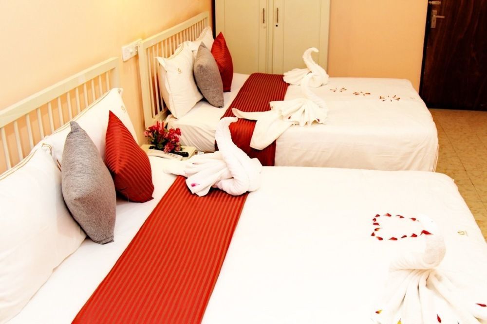 The Queensburry City Hotel Нувара Елия Екстериор снимка