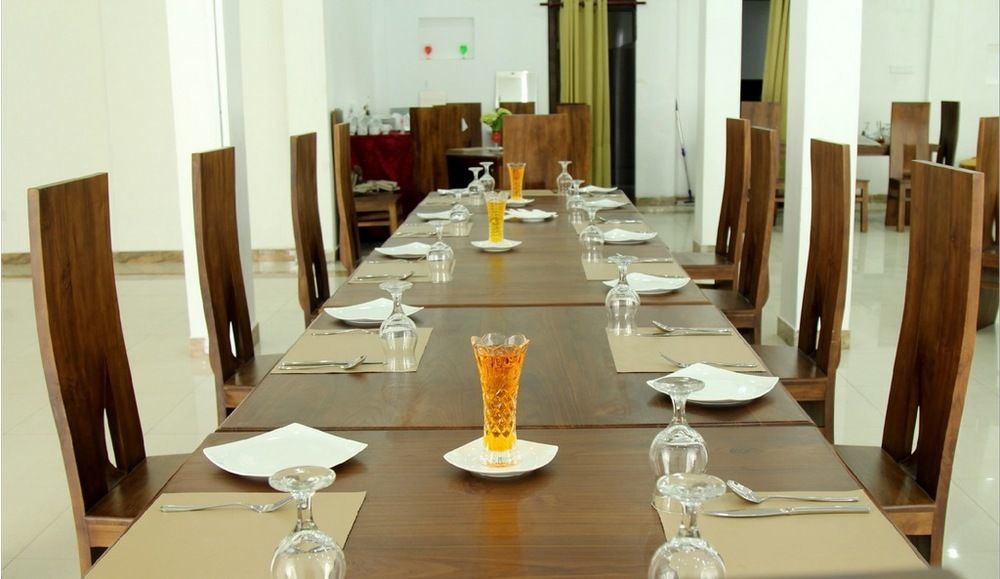 The Queensburry City Hotel Нувара Елия Екстериор снимка