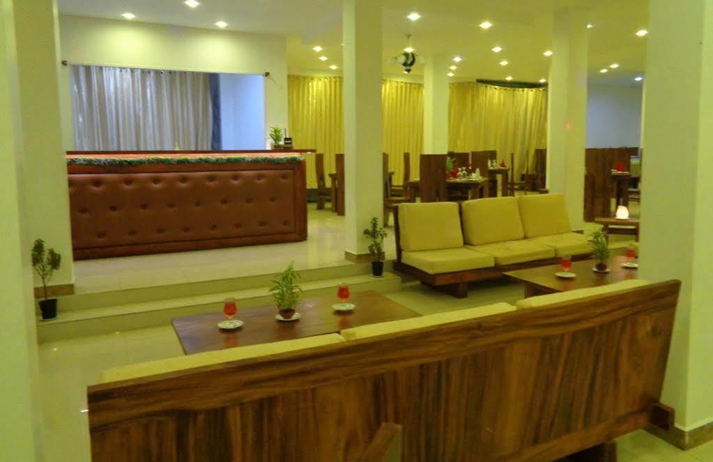 The Queensburry City Hotel Нувара Елия Екстериор снимка
