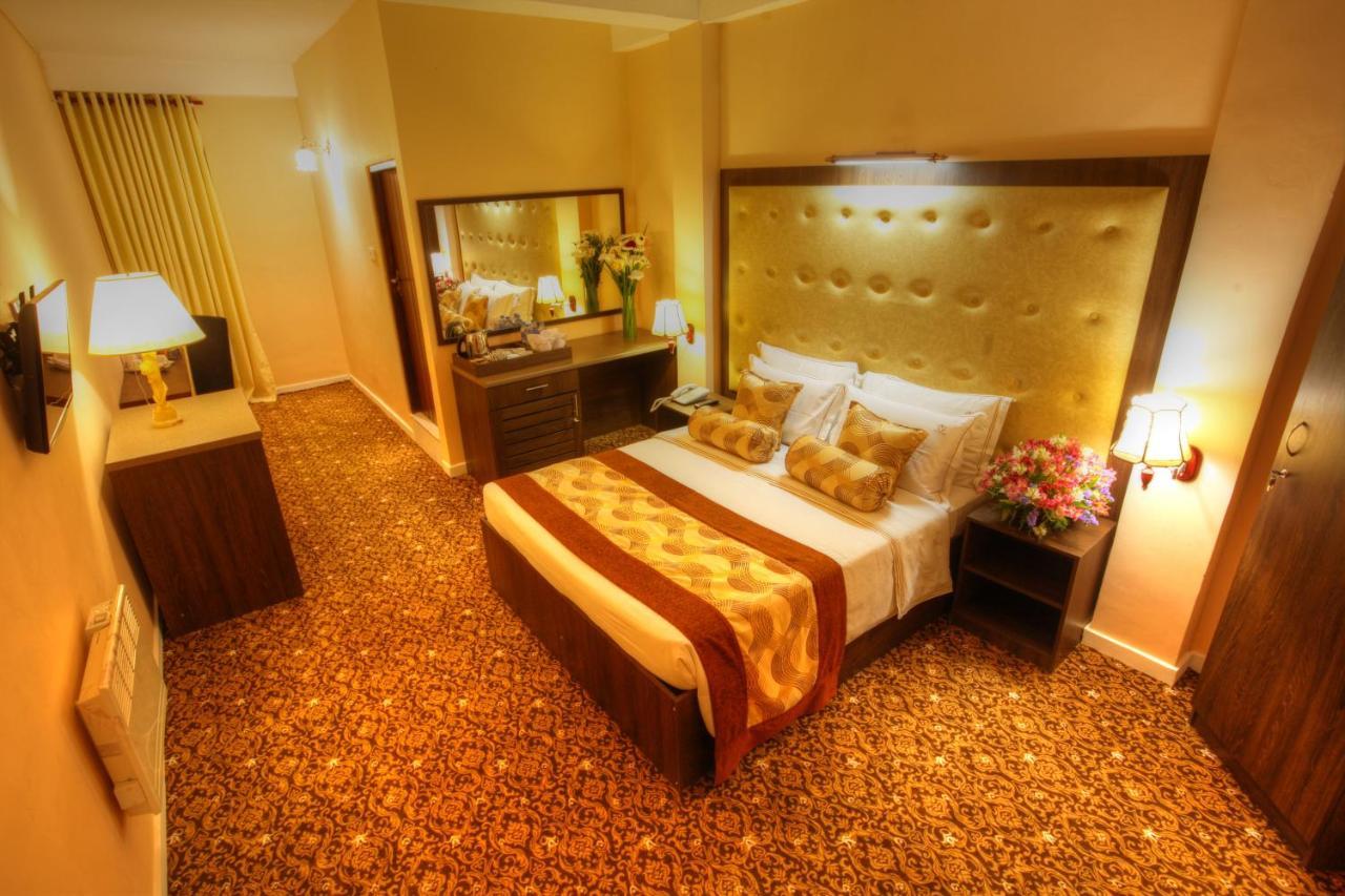 The Queensburry City Hotel Нувара Елия Екстериор снимка